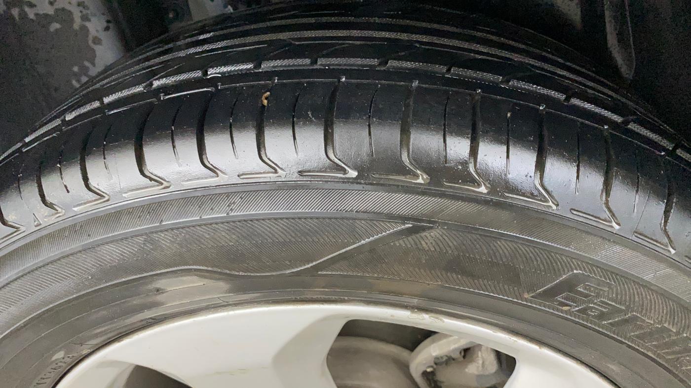 2020 Jeep Compass LONGITUDE PLUS 1.4 PETROL AT, Petrol, Automatic, 1,18,086 km, Right Rear Tyre Tread