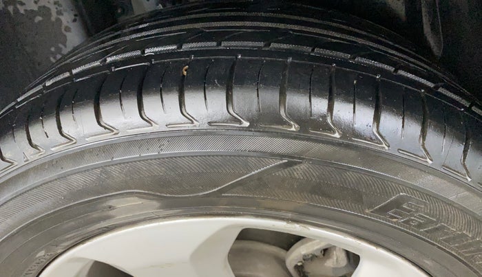 2020 Jeep Compass LONGITUDE PLUS 1.4 PETROL AT, Petrol, Automatic, 1,18,086 km, Right Rear Tyre Tread