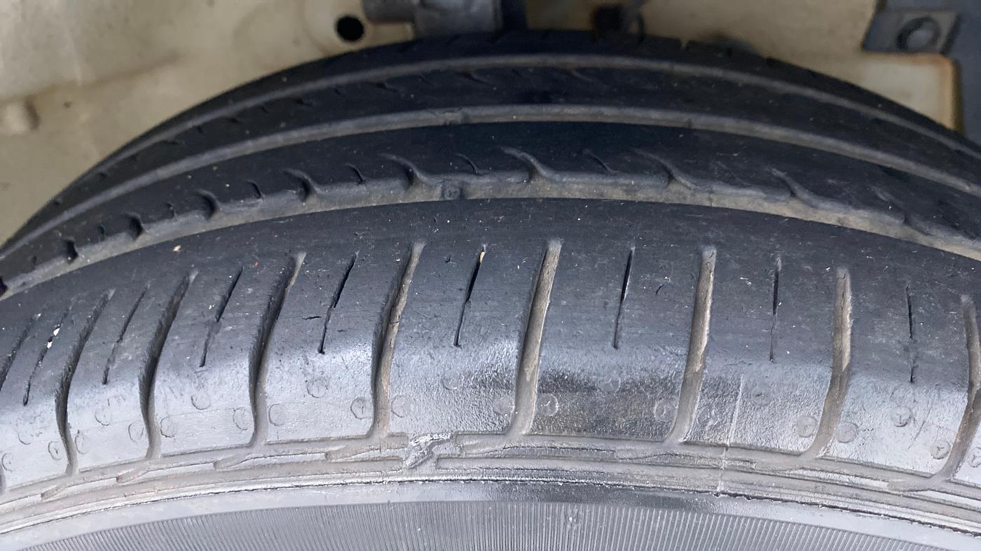 2014 Maruti Swift ZXI D, Petrol, Manual, 80,458 km, Right Front Tyre Tread