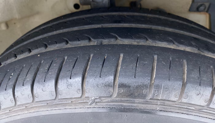 2014 Maruti Swift ZXI D, Petrol, Manual, 80,458 km, Right Front Tyre Tread