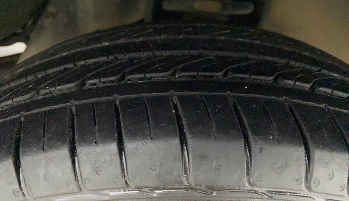 2018 Toyota Innova Crysta 2.4 GX 7 STR, Diesel, Manual, 80,542 km, Right Front Tyre Tread