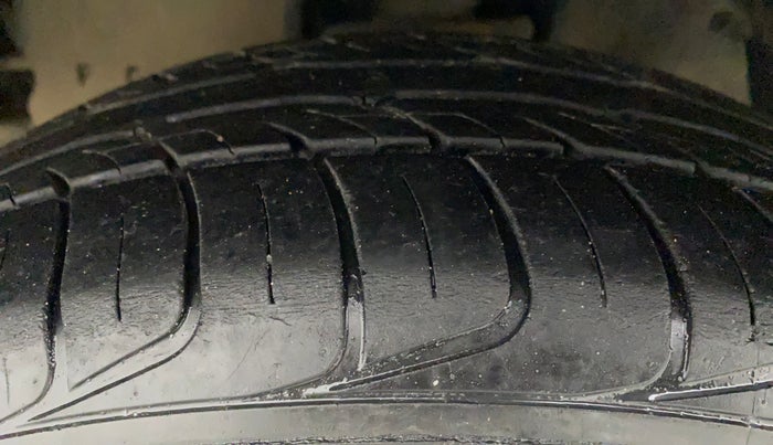 2018 Toyota Innova Crysta 2.4 GX 7 STR, Diesel, Manual, 80,542 km, Left Front Tyre Tread