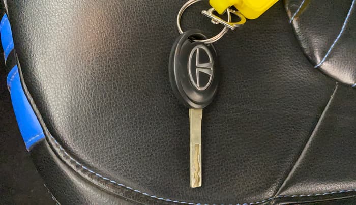 2024 Tata PUNCH PURE MT CNG, CNG, Manual, 21,930 km, Key Close Up