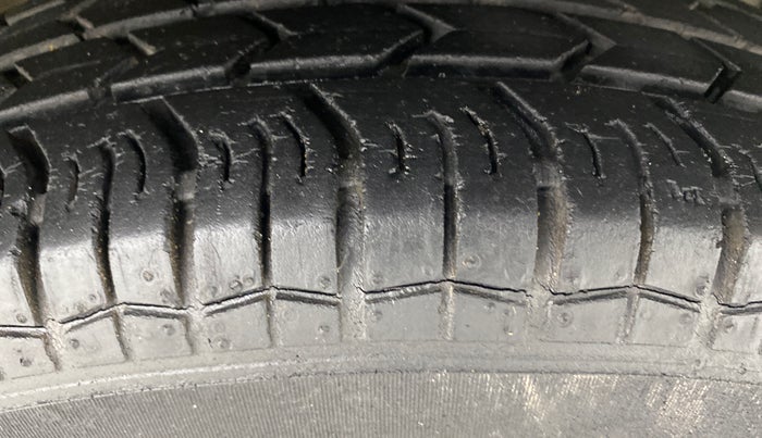 2014 Maruti Swift Dzire VXI, Petrol, Manual, 33,216 km, Right Front Tyre Tread