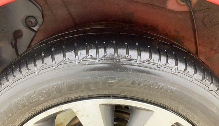 2015 Hyundai Verna FLUIDIC 4S 1.6 VTVT S(O), CNG, Manual, 1,04,380 km, Right Rear Tyre Tread