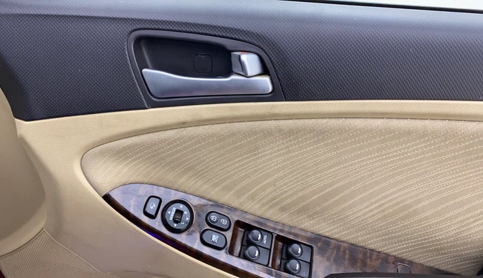 2015 Hyundai Verna FLUIDIC 4S 1.6 VTVT S(O), CNG, Manual, 1,04,380 km, Driver Side Door Panels Control