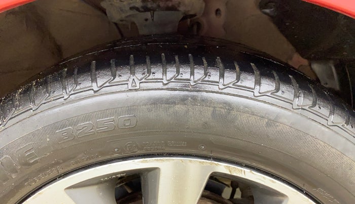 2015 Hyundai Verna FLUIDIC 4S 1.6 VTVT S(O), CNG, Manual, 1,04,380 km, Right Front Tyre Tread