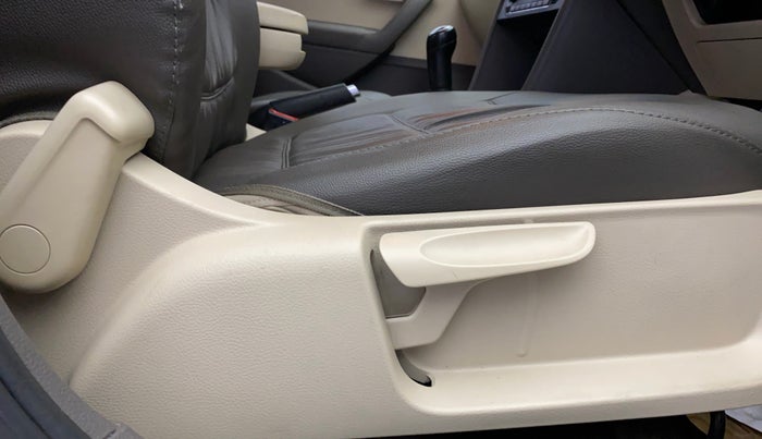 2011 Volkswagen Vento HIGHLINE 1.6 MPI, Petrol, Manual, 58,404 km, Driver Side Adjustment Panel