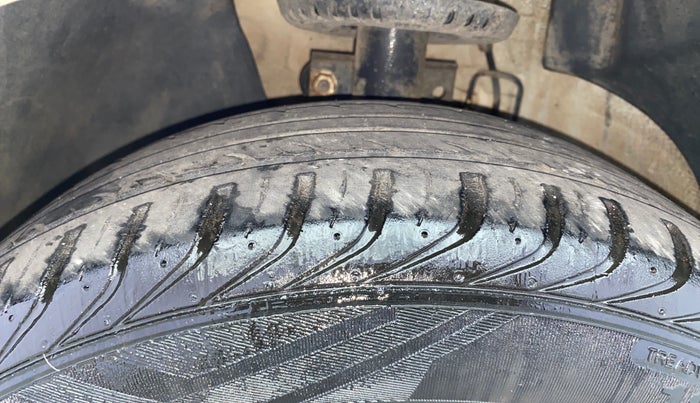 2011 Volkswagen Vento HIGHLINE 1.6 MPI, Petrol, Manual, 58,404 km, Left Front Tyre Tread