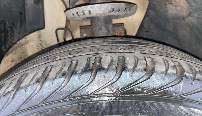 2011 Volkswagen Vento HIGHLINE 1.6 MPI, Petrol, Manual, 58,404 km, Right Front Tyre Tread