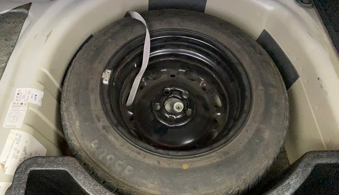 2011 Volkswagen Vento HIGHLINE 1.6 MPI, Petrol, Manual, 58,404 km, Spare Tyre