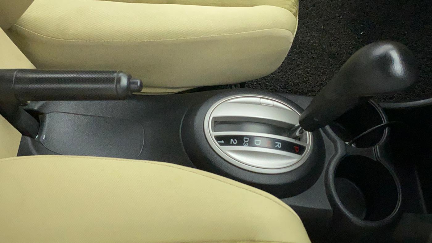 2015 Honda Amaze 1.2L I-VTEC VX AT, Petrol, Automatic, 39,463 km, Gear Lever