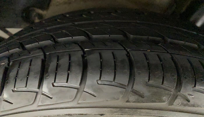 2016 Tata Zest XM RT 90 PS ABS, Petrol, Manual, 1,00,143 km, Left Rear Tyre Tread