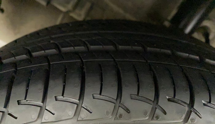 2016 Tata Zest XM RT 90 PS ABS, Petrol, Manual, 1,00,143 km, Right Rear Tyre Tread