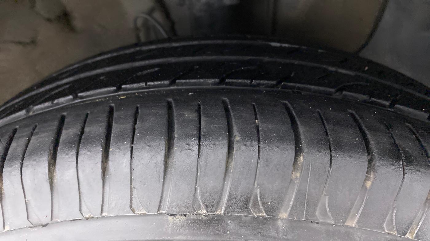 2014 Hyundai Elite i20 SPORTZ 1.2, Petrol, Manual, 1,00,256 km, Right Front Tyre Tread