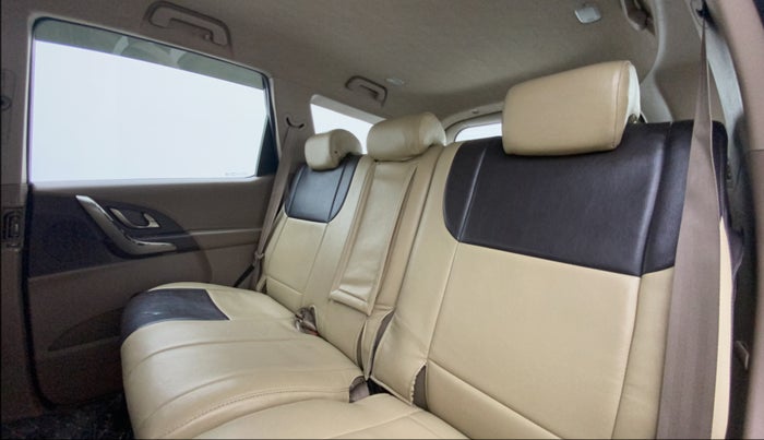 2014 Mahindra XUV500 W6, Diesel, Manual, 93,149 km, Right Side Rear Door Cabin