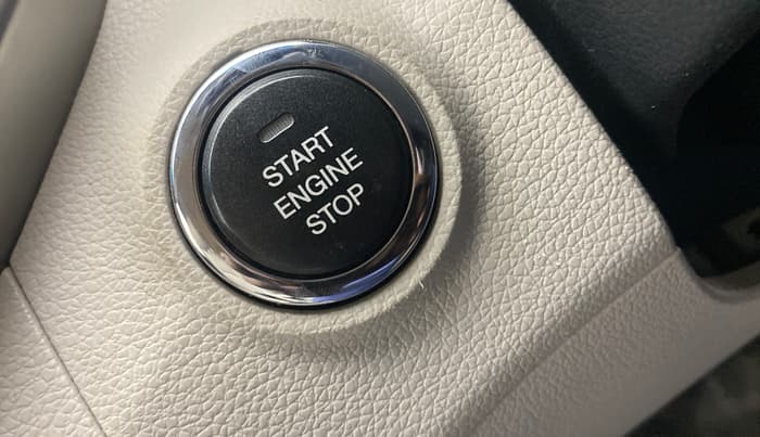 2019 Mahindra XUV300 W8 (O) 1.2 PETROL, Petrol, Manual, 1,00,168 km, Keyless Start/ Stop Button