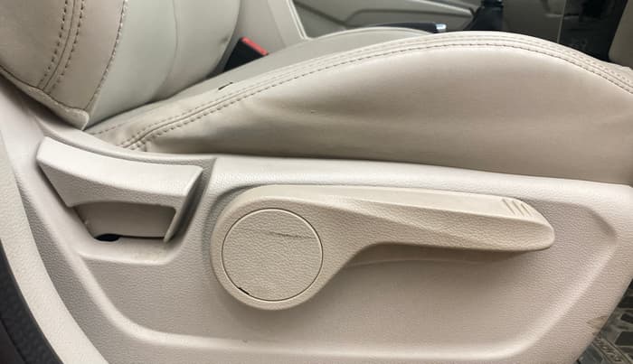 2019 Mahindra XUV300 W8 (O) 1.2 PETROL, Petrol, Manual, 1,00,168 km, Driver Side Adjustment Panel
