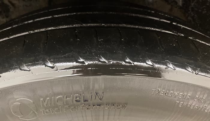 2019 Mahindra XUV300 W8 (O) 1.2 PETROL, Petrol, Manual, 1,00,168 km, Left Front Tyre Tread