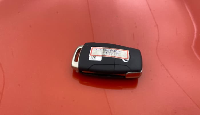 2019 Mahindra XUV300 W8 (O) 1.2 PETROL, Petrol, Manual, 1,00,168 km, Key Close Up