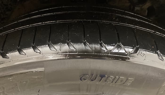 2019 Mahindra XUV300 W8 (O) 1.2 PETROL, Petrol, Manual, 1,00,168 km, Right Front Tyre Tread