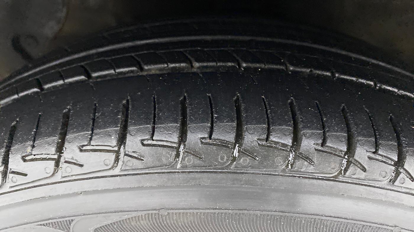 2017 Hyundai Grand i10 SPORTZ (O) 1.2 AT VTVT, Petrol, Automatic, 42,152 km, Left Front Tyre Tread