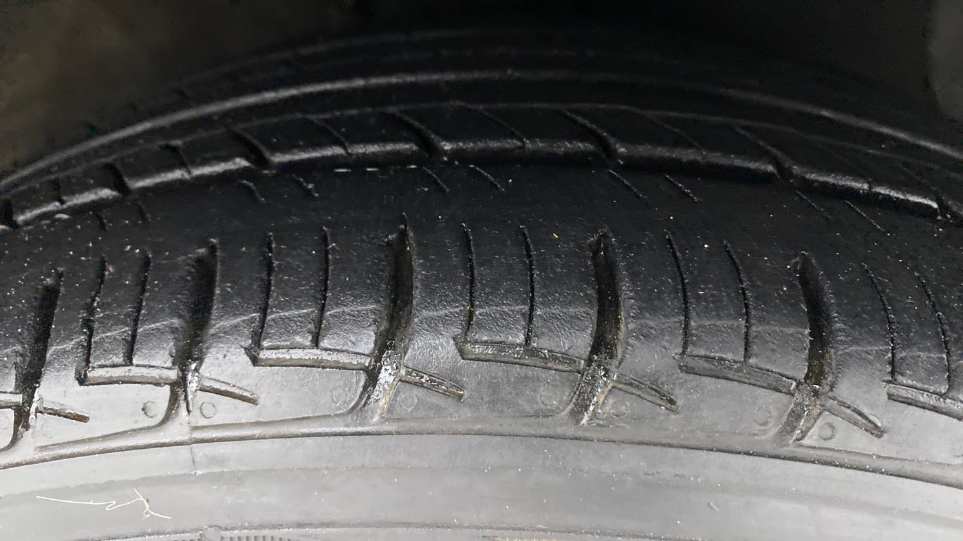 2017 Hyundai Grand i10 SPORTZ (O) 1.2 AT VTVT, Petrol, Automatic, 42,152 km, Right Front Tyre Tread