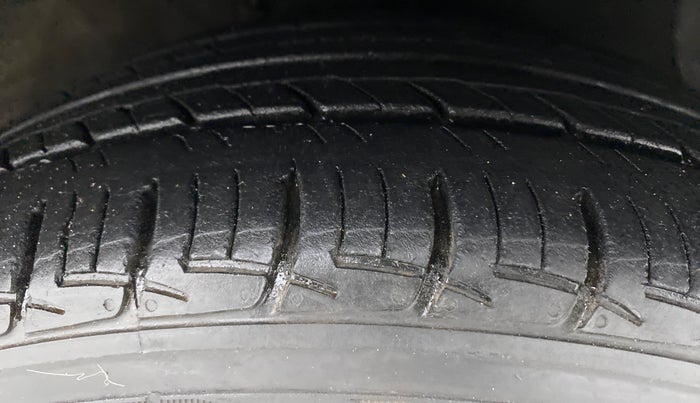 2017 Hyundai Grand i10 SPORTZ (O) 1.2 AT VTVT, Petrol, Automatic, 42,152 km, Right Front Tyre Tread