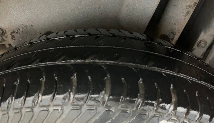 2014 Maruti Swift VXI, Petrol, Manual, 62,348 km, Left Rear Tyre Tread