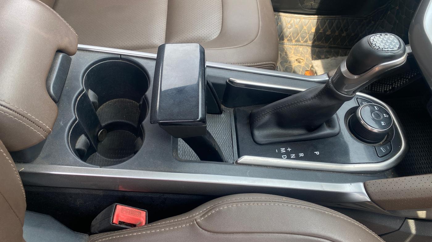 2020 Tata Harrier XZA 2.0L, Diesel, Automatic, 1,34,949 km, Gear Lever