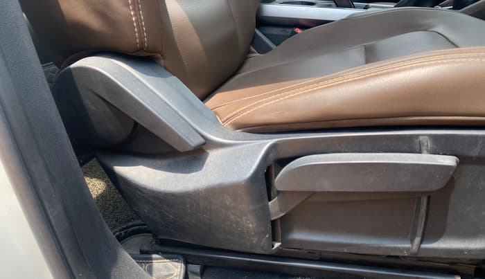 2020 Tata Harrier XZA 2.0L, Diesel, Automatic, 1,34,949 km, Driver Side Adjustment Panel