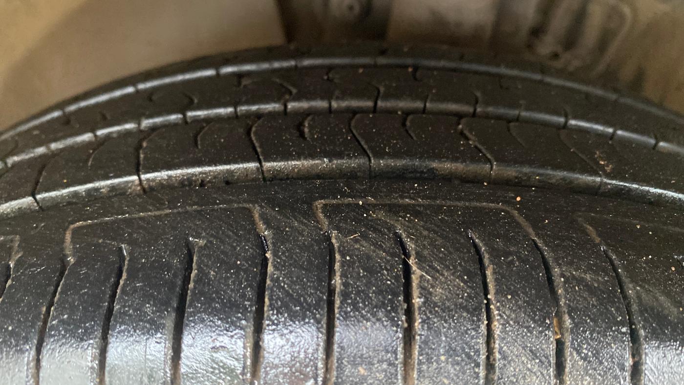 2013 Volkswagen Vento HIGHLINE 1.6 MPI, Petrol, Manual, 92,279 km, Left Front Tyre Tread