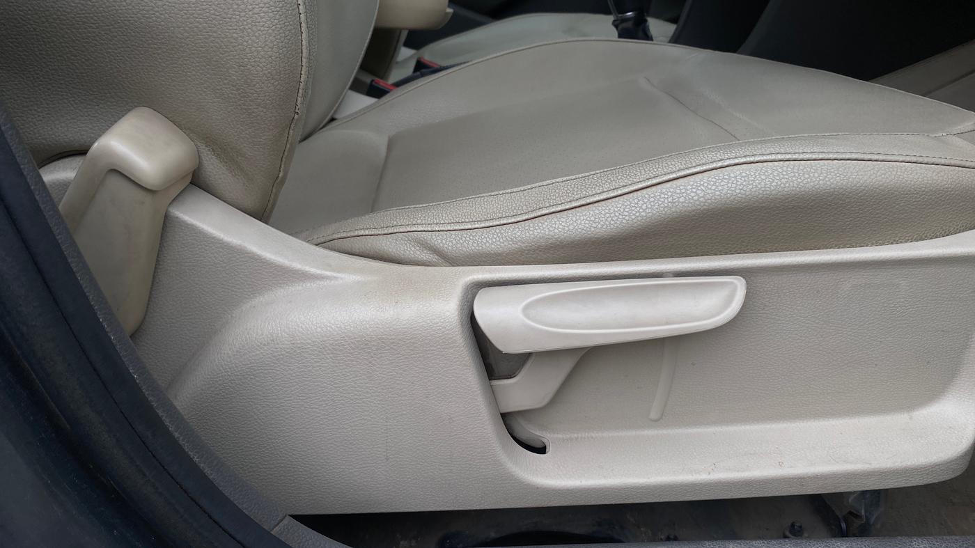 2013 Volkswagen Vento HIGHLINE 1.6 MPI, Petrol, Manual, 92,279 km, Driver Side Adjustment Panel