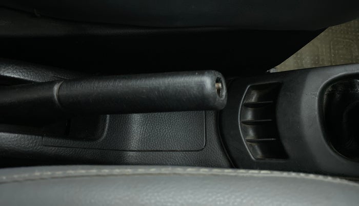 2013 Maruti Wagon R 1.0 VXI, Petrol, Manual, 32,712 km, Gear lever - Hand brake lever cover torn