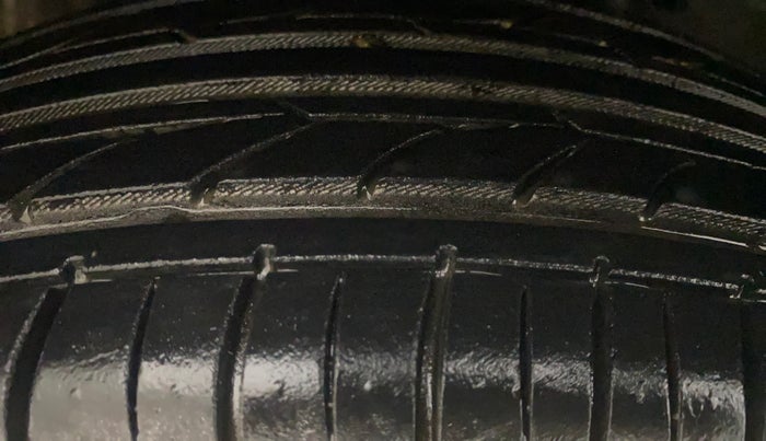 2013 Maruti Swift Dzire VXI, Petrol, Manual, 68,628 km, Left Front Tyre Tread