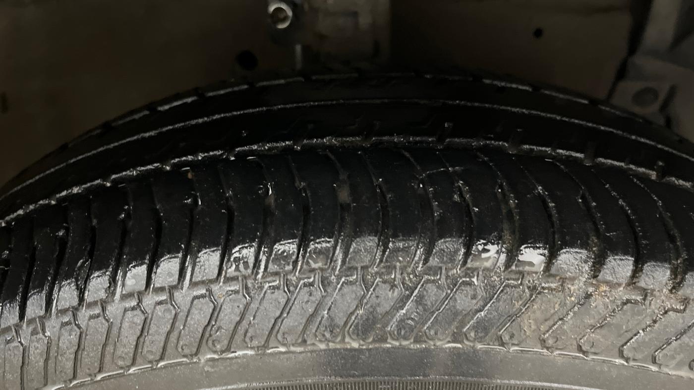 2015 Maruti Swift LXI (O), Petrol, Manual, 59,840 km, Right Front Tyre Tread