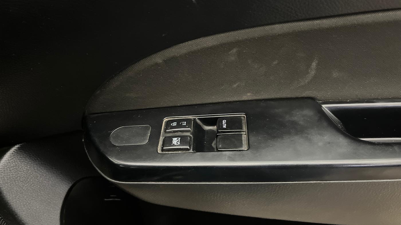 2015 Maruti Swift LXI (O), Petrol, Manual, 59,840 km, Driver Side Door Panels Control