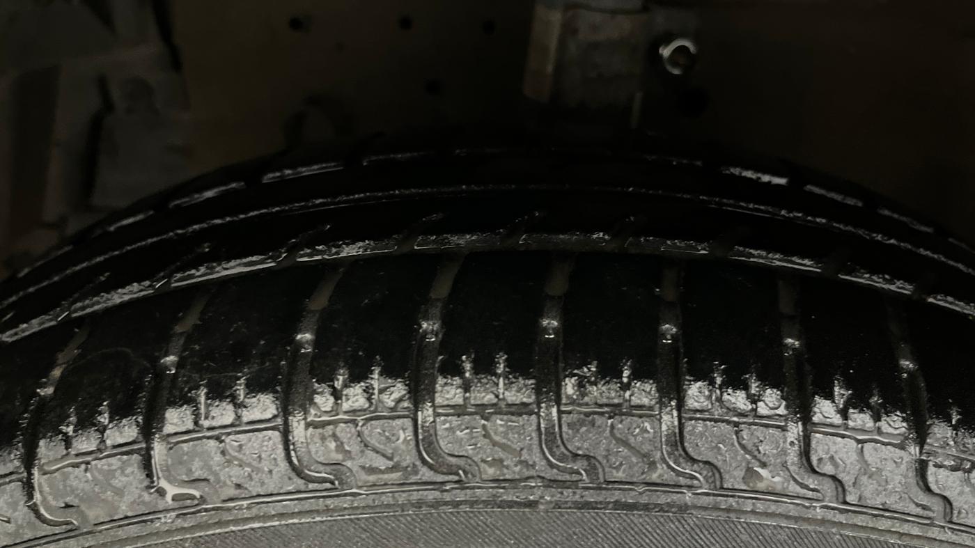 2015 Maruti Swift LXI (O), Petrol, Manual, 59,840 km, Left Front Tyre Tread