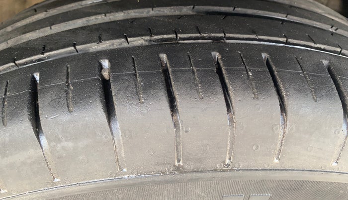 2022 Mahindra XUV300 W6 1.2 PETROL, Petrol, Manual, 19,471 km, Right Front Tyre Tread