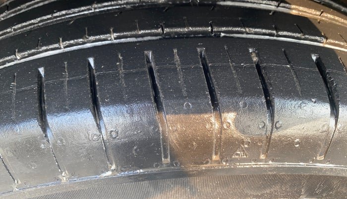 2022 Mahindra XUV300 W6 1.2 PETROL, Petrol, Manual, 19,471 km, Left Front Tyre Tread