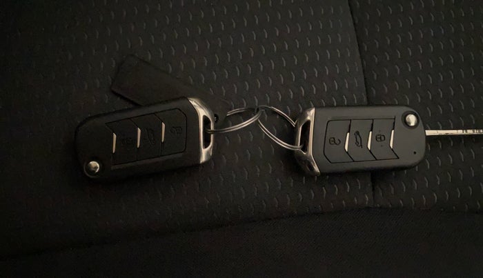 2022 Mahindra XUV300 W6 1.2 PETROL, Petrol, Manual, 19,471 km, Key Close Up