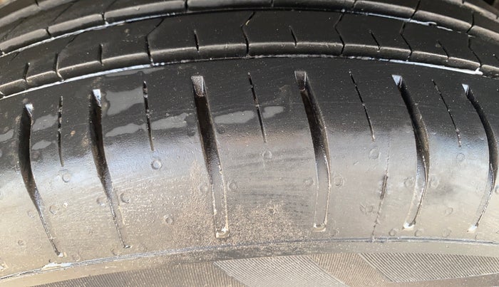 2022 Mahindra XUV300 W6 1.2 PETROL, Petrol, Manual, 19,471 km, Right Rear Tyre Tread