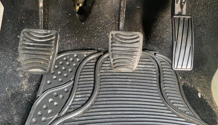 2022 Mahindra XUV300 W6 1.2 PETROL, Petrol, Manual, 19,471 km, Pedals