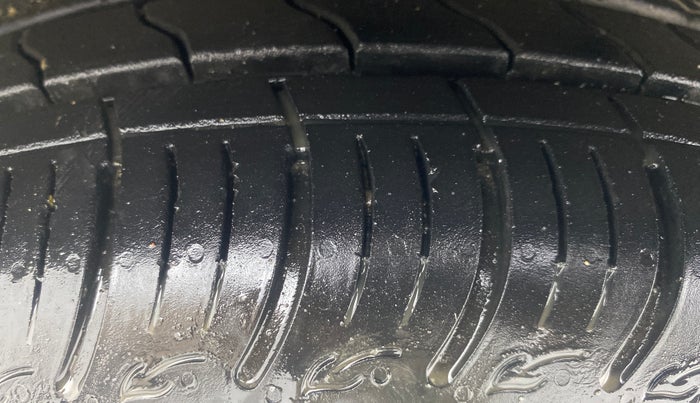 2018 Ford Figo Aspire TITANIUM 1.2 PETROL, Petrol, Manual, 67,236 km, Left Front Tyre Tread