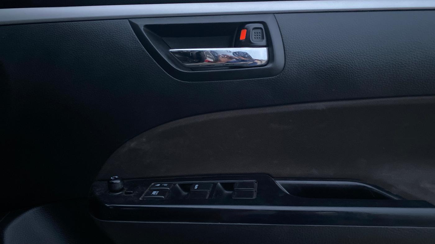 2017 Maruti Swift VXI, Petrol, Manual, 26,489 km, Driver Side Door Panels Control