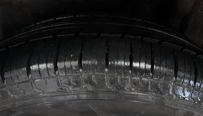 2015 Maruti Swift Dzire LXI (O), Petrol, Manual, 80,101 km, Left Rear Tyre Tread