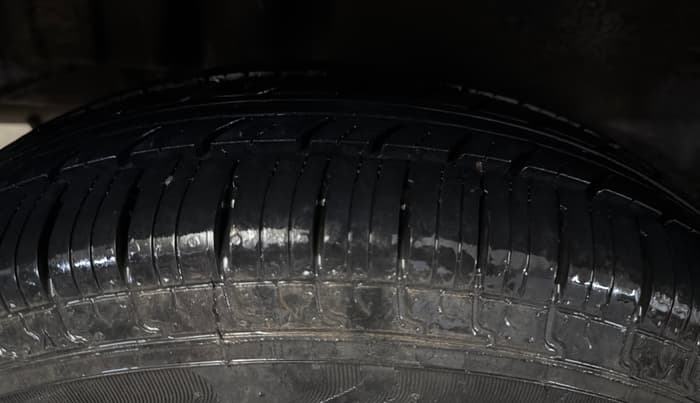 2015 Maruti Swift Dzire LXI (O), Petrol, Manual, 80,101 km, Right Rear Tyre Tread