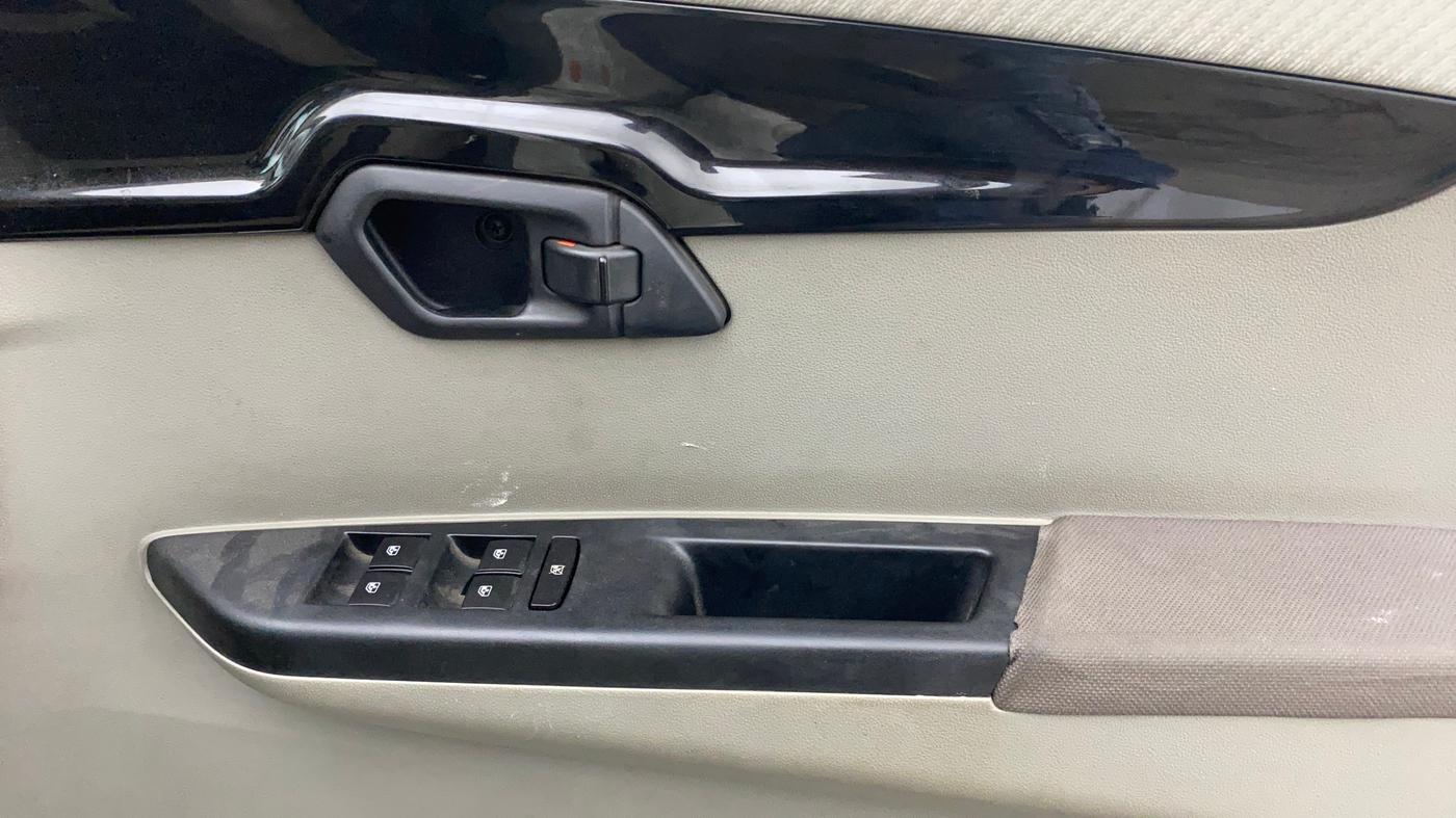 2016 Mahindra Kuv100 K8 5 STR, Petrol, Manual, 24,538 km, Driver Side Door Panels Control