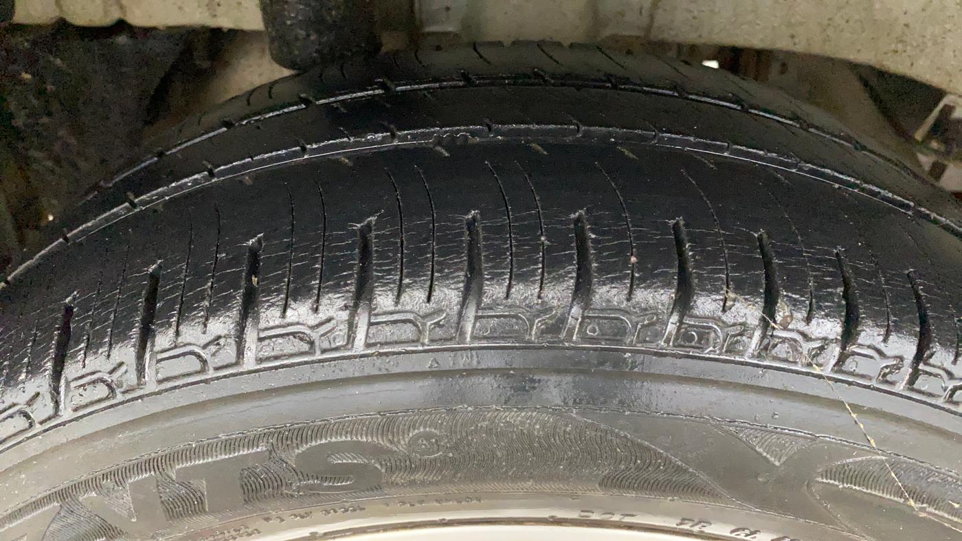 2016 Mahindra Kuv100 K8 5 STR, Petrol, Manual, 24,538 km, Right Rear Tyre Tread
