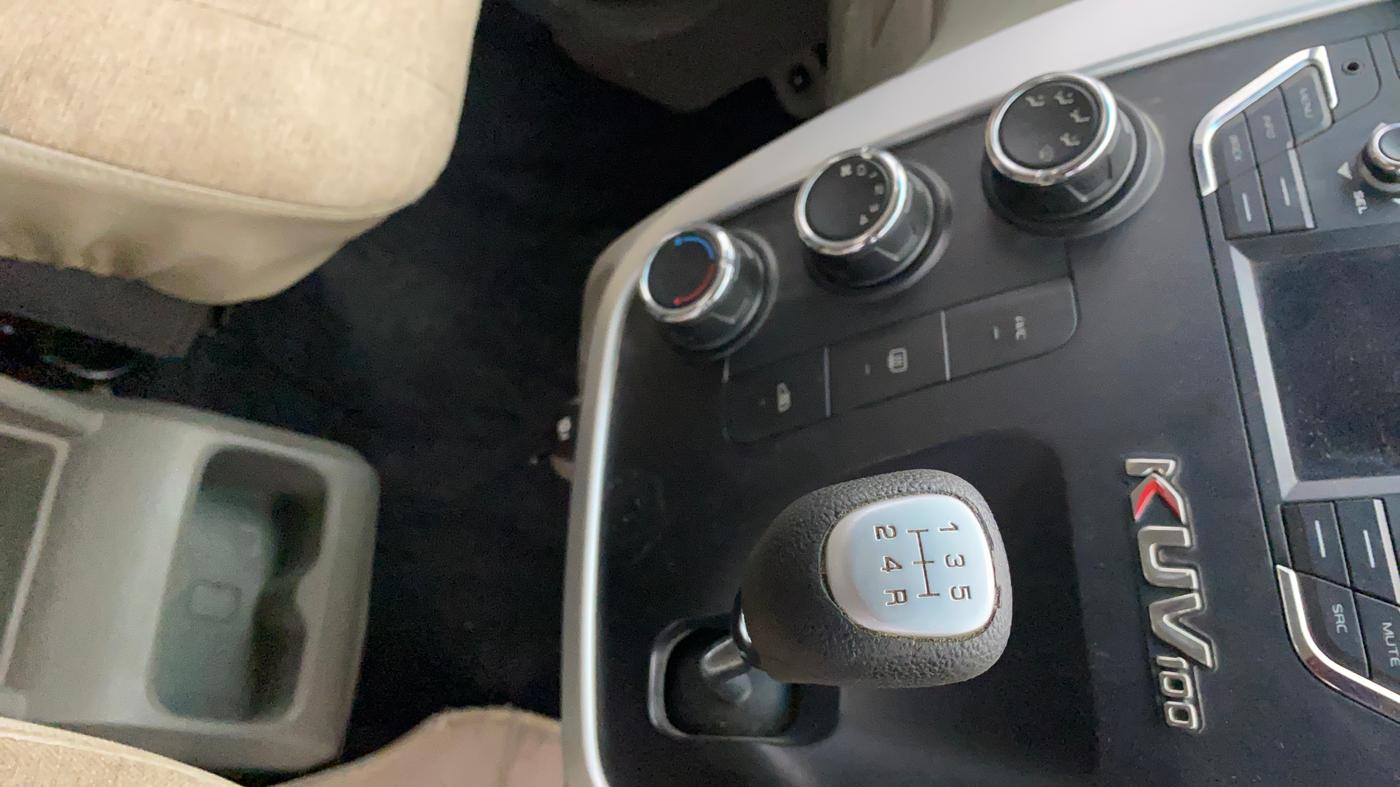 2016 Mahindra Kuv100 K8 5 STR, Petrol, Manual, 24,538 km, Gear Lever